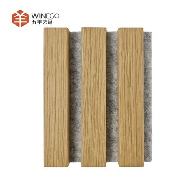 Moderne en bois luxueux, panneau acoustique, finition en placage élégant pour studio.