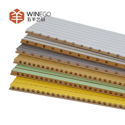 Panneaux acoustiques rainurés, durables et ignifuges, pour des espaces plus clairs et plus silencieux